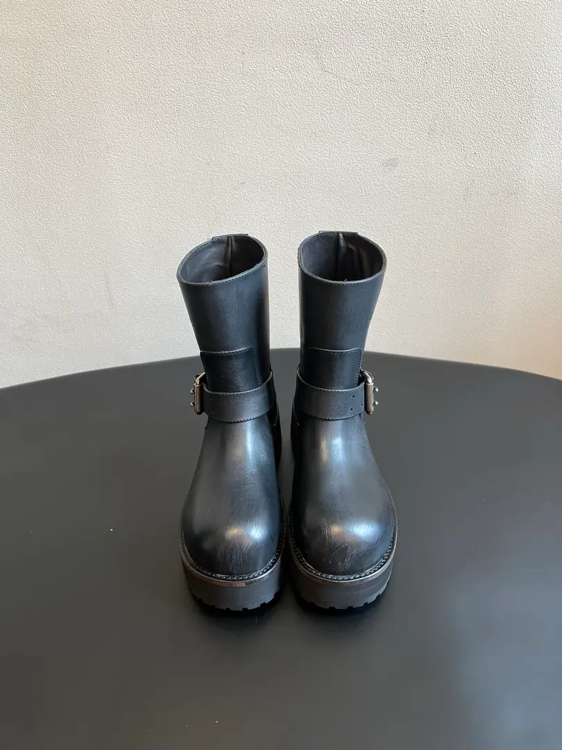 Balenciaga 26ssSummer's new buttoned-up boots. The eccentric, irritated button-tuck boots., The big boots-type air field is full of them., The boots are equipped with metal-stuffing bands., It's a perfect design., The loose boot can't stretch its legs., All kinds of legs can be easily managed.. Boots are down-stamped., Side Metal Decoration, The ancients are so superior., - I'm doing a little work-line-wise., I'm gonna put the flu and the tack together., It's the indispensable boot in the autumn and winter closet.. Shoe.: Bullskins./Cows are counter-feat. Uchi.: Bullskins. Otsumi!: The real one is a big one. size: 35-41Code（40, 41Code custom is not to be changed） He's tall.: 5cm