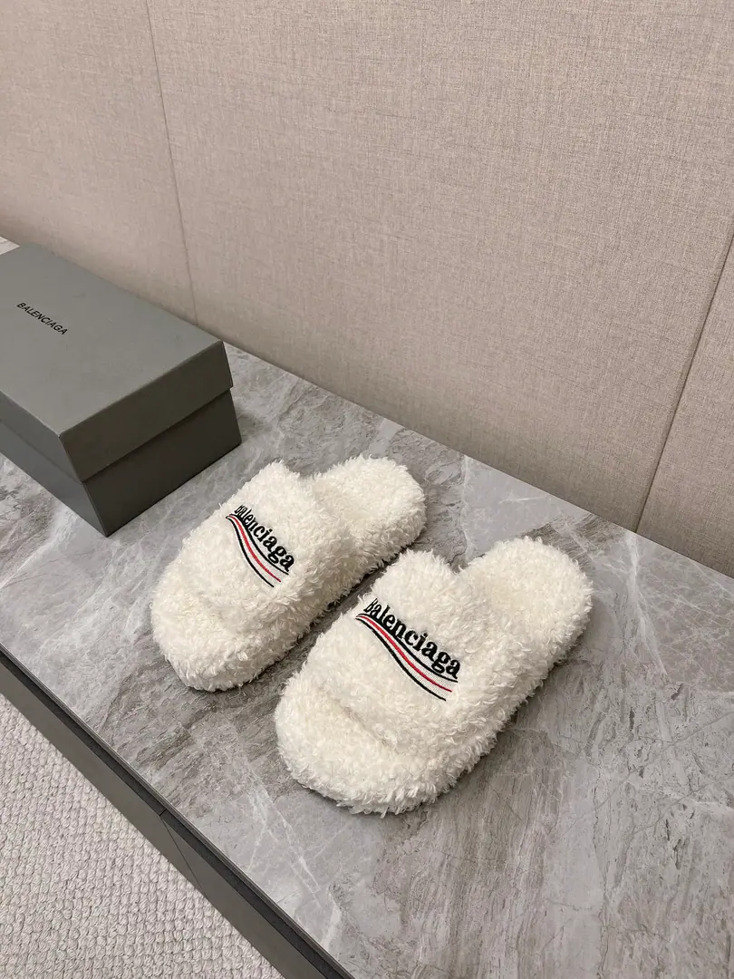 𝐁𝐀𝐋𝐄𝐍𝐂𝐈𝐀𝐆𝐀｜𝐒𝐒 𝐧𝐞𝐰 BalenciagaParisian. New couple, a thick, tweaked tweezers. Coke embroidered cotton-coated slippers Top Version🔝The Parisian family is so hot. Couple size. Fashion Fairy and the Euro-American Star Lover. Provision for winter The fashion is not over-optimal. ♡show details Shoe slanting, cotton-grew. A special fluffy softness., Skin. I feel so comfortable. A fine hand-sewing walk. EmbroiderylogoThe high-level is full. Original natural rubber smooth-for-brand grinding ground The new original package with the cabinet. Codes: 35-45 Male and Female