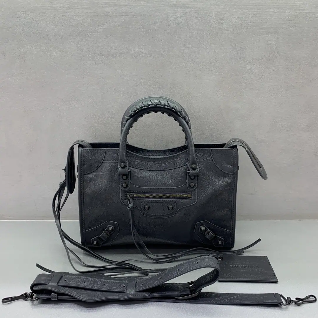 ⚠️2026Update Upgrade⚠️【 The little one is a dark gray copper button.】𝗕𝗔𝗟𝗘𝗡𝗖𝗜𝗔𝗚*𝗟𝗘 𝗖𝗜𝗧𝗬‼️The most symbolic bag.Le CitySeries✴️The package is back strong. Rehearsal👜The shoulder belt is better designed for slashing.～The minor details make the whole body more light.🌬️Fashion touch is available. Paragraph: 0840211080 Dimensions: 30-13-20cm