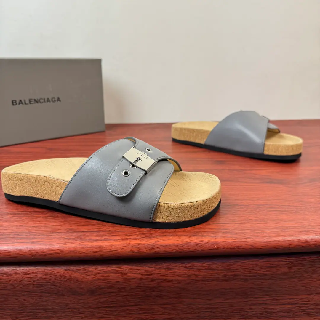 BALENCIAGA I SCHOLLMen are low-level. BALENCIAGA withSchollA co-made pair of sandals., SchollIt's called foot health and comfort., This is a cool tow and a fashionable tool., Glossy little cow leather shoes., A simple word slipper design+Metal buttons are so easy to adjust., Put it on.SchollandBalenciagaMarking. The soles of the bodywork shoe., Soft wood at the bottom, Use of grinding rubber on the outside, It's all over it.SchollandBalenciagaMarking, It's light and comfortable., I'm not tired of wearing it for a long time., Show your toes and let's get some air., Summer is perfect., ♪ For the beach ♪, I can handle it easily., It's a summer shoe cabinet. It's a 100-pack.! Size: 39-40-41-42-43-44 Standard leather shoe size.（38/45/46I'll make sure it's not changed.）
