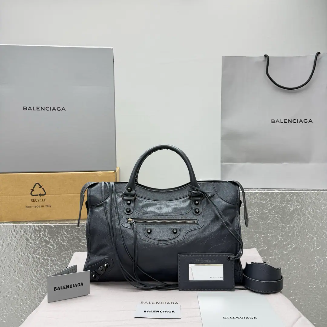 ｛Medium-sized wax gray.｝ 𝐁𝐀𝐋𝐄𝐍𝐂𝐈𝐀𝐆➰Le City 26 Spring and summer, new car. A self-smoking oily-skinned car bag., It's a classic that never goes out of time in the closet.. Old gold buttons., Signal flow of suction, It's perfect to combine the regeneum with the coolness.. Soft touch mix is a very inclusive one., Telecommuting, You can ride like a man., Capacity Online, Colour value versus utility, It's a quality bag that can carry it all the way.. Paragraph: 92404 Medium Size: Bottom 38.5x High 24x Kuan 15cm C1688128