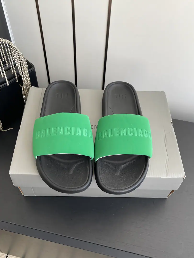 🏧𝐁𝐚𝐥𝐞𝐧𝐜𝐢𝐚𝐠𝐚/The Parisian family's new flat sand sand sand slippers for the summer.～ It's a good time.！ - Oh, my God. Star Redgirl Big love money. The lulls are soft. A soft summer allowance for your skin. The fashion is not over-optimal. ✔Fabulous.: Imported waterproof sands are scheduled in the original version ✔Shoes under the sole.: Original natural rubber smooth-for-brand grinding ground ✔Codes: 36-42 [40.41.42Make a reservation.] ✔Packaging: The newest package in the back cabinet.