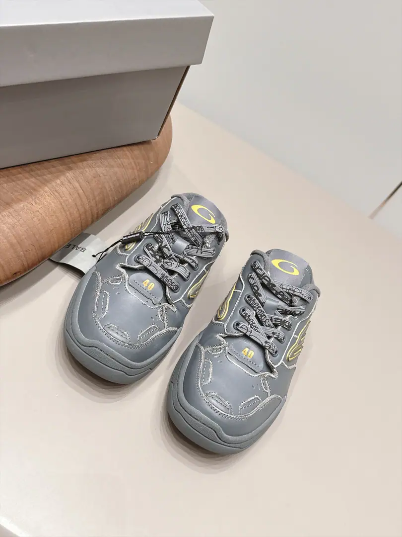 Get out of the factory.: Couples. 《Unique top version》 BalenciagaParisian.26vsSpring and Summer Sports Recreation Series…… 【A couple with a thick, half-slip shoes.】 Original procurement development, - One to one.Balenciaga 3XL Sneaker The whole shoe is taken.Balenciaga TrackandBalenciaga RunnerTwo shoe-type creative thinking. It's like a... TrackThe frame of the shoe was removed. And I'm going to inherit it. Runner♪ The flow of the shape and the Trackflat shoes.. And a pair of tied shoelaces in front of the shoe. Use as a denture…… ❶Fabulous.: Original custom-made cow skin ❷Uchi.: Original custom-made air network ❸Foot.: Original custom-made airnet infusion ❹Otsumi!: Original OpenTPUForm Bottom ❺Codes: 35-44（Women41.Men45.Custom） ❻Packaging: Original package ☀Colours:Synchronise update of the network