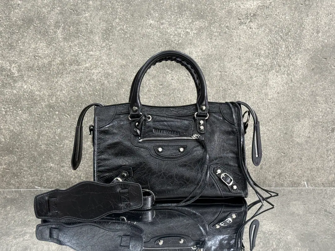 【Latest26Version Update】 Balenciaga city S Medium black./Silver button. Classic motorcycle. The Parisian family's most symbolic handbag.Le CitySeries✴️Power returns. Rehearsal👜 ArenaThe little lambs wear natural wrinkles.（Blast strip.）The more you use it, the more you smell.. The ricochet and the stream., It's a carved-out.. The shoulder belt is better designed for slashing.～The minor details make the whole body more light.🌬️The new Macalun is especially suited to spring and summer.🌱A sweet, handsome, smooth-looking collision system. Fashion touch is available. Paragraph: 260623 M Large size: Long37 x High23.4 x Kuan15centimetres S Medium Size: Long30 x High20 x Kuan 10centimetres miniSize of the trumpet: Long23 x High15 x Kuan 10centimetres