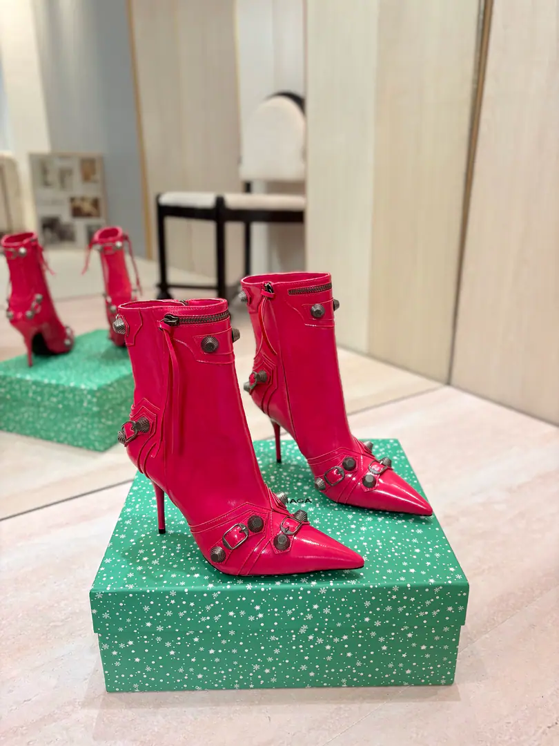 Price: BalenciagaParisian. Cagole High boots. The multi-coloured heavy-worker nails point their heads over their knees.✨ A lot of bright matching colors., High-level eye-sucking of bright skin. Metal nails make cool, personality., Slight and long legs. Salt is sweet enough to fit in with all kinds of clothes., You're so hot, you're so hot. The fall and winter suit just needs it., It's easy to unlock the back rate.🖤 Shoe.: Imported cattle skin Uchi.: Bullskins. Otsumi!: Italian skin. He's tall.: 9.5cm Codes: 35-39（34.40.41.42 I'll make sure I don't change it.） Data36HQ high15.5cm Every code difference+0.5, Perimeter25cmThe wideest position per code difference+0.5