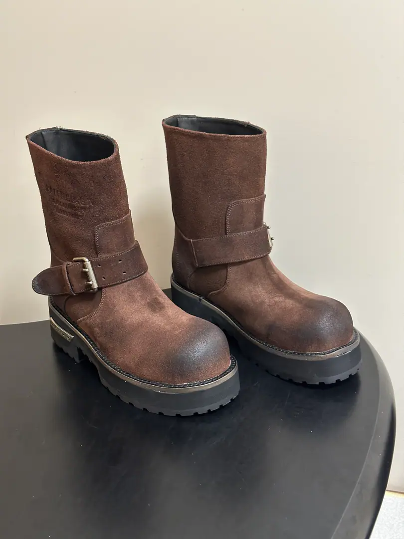26Autumn and winter money.BalencigaParisian. 26FWXin.Venom Short boots. The bike punks are short boots. I'll put a big, thick, short boot on my back. Dark engine wind.！I'm going out to blow up the air field. The liquid boots are designed to be extremely recognizable., A sharp line with a metal button., Every detail highlights the forward attitude.. Leather senses are multiplying., The light is full of luxury., The feet are more comfortable and more specific.. Whether with a pair of jeans, it shows the street's coolness., Or something else., It's all easy.holdStay.. Put it on., You're the most snorting thing on the street., A perfect interpretation of fashion. Shoe.: Customizes the natural skins of the little cow for the old destructive process./Skins of cattle grinding Uchi.: Customize light cow skin - It's a hardware.: Customize pure copper dumb silver rads to make the old version Shoes under the sole.: 3Layer Group-Real leather line bounces back to the rubber bottom of a milled tire. He's tall.: 5cm Codes: 35-39（40I'll make sure I don't change it.）