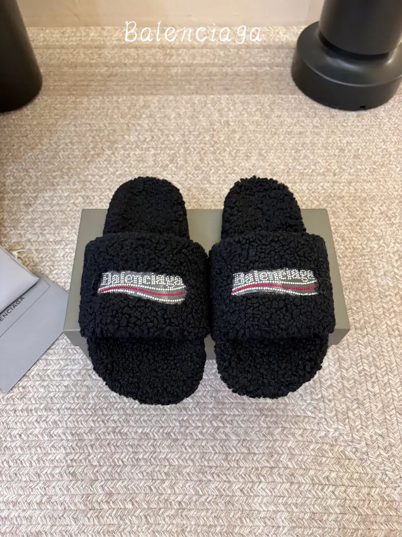 Men➕10 BALENCIAGA～The Parisian family has been dragged to the new place. Balenciaga political🥳🥳CampaignEmbrace the logo.！ - Oh, my God. Star RedgirlBig love money., Hand-made sewing of shoes🧵Walking., The lulls are soft., ♪ Soft in your skin ♪. It's a year and season.！Spring and fall and winter with socks.🧦Yes., It's nice and comfortable in the summer.😌The shoes are wide. Small legs, small legs., The furs are like barefoot in the carpet.. It's so perfect., It's so nice., It's beautiful., It's just a simple fashion.🌟🌟It's a good time.🤩Out of the street, you're invincible.！ 【New stuff.】 ❥∙Size: 35-39 4041Custom
