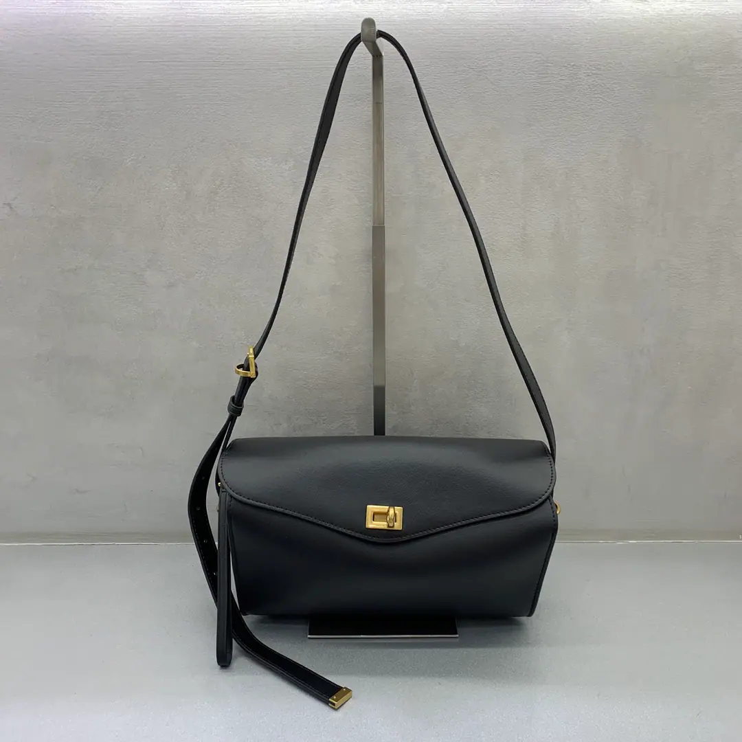 𝗕𝗮𝗹𝗲𝗻𝗰𝗶𝗮𝗴𝗮*𝗟𝗲𝟳【Black】 Balenciaga LE 7Coming!👋🏻👋🏻👋🏻It's a very smooth bag., The whole guy looks easier and more styled after the back.👜Not too formal., And it's not too casual., It's just between the day and the day.. This bag, which is not clearly seasonal, is more durable., And it's easier to be the one that day carries.🛍️🛍️ Model: 86811180 Dimensions: Long26.0 x High13.5 x Kuan10.0centimetres