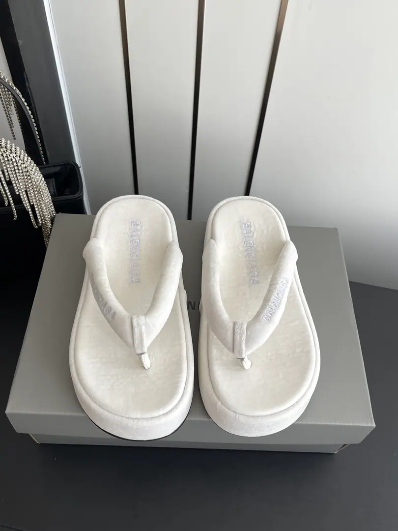 🏧𝐁𝐚𝐥𝐞𝐧𝐜𝐢𝐚𝐠𝐚/The Parisian Summer New Money. Fluid Solution Trawl BEACH REQUIREMENTS The Parisian family's latest bust. Summer slippers., It's a lot of skinny money., A slipper with a big face., Any match is perfect.！The lazy slippers are worth commending. Shoe.: Fly Codes: 35-42（40 41 42Do it.）