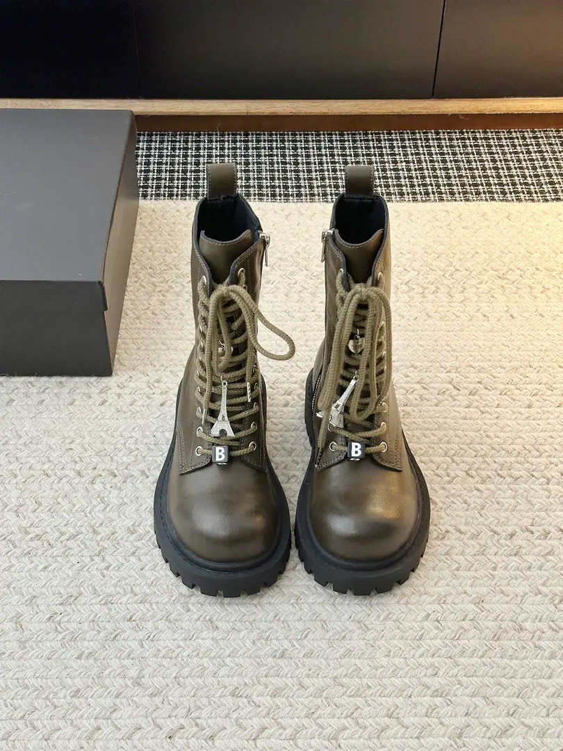 𝐁𝐚𝐥𝐞𝐧𝐜𝐢𝐚𝐠𝐚The Parisian girl.26 Fall pre-order New Balenciaga FW26 Venom Boots by balenciaga Dark engine wind.！I'm going out to blow up the air field. Original plant data-Original1:1Restore Details Very recognizable., A sharp line with a metal button., Every detail highlights the forward attitude.. Leather senses are multiplying., The light is full of luxury., The feet are more comfortable and more specific.. Whether with a pair of jeans, it shows the street's coolness., Or something else., It's all easy.holdStay.. Put it on., You're the most snorting thing on the street., A perfect interpretation of fashion. ➢Shoe-faced material: Customize cattle skin ➢The contents of the shoes.: Customize cattle skin ➢Shoe bottom material: Original rubber bottom ➢Codes: Women35-40（40 Custom without re-offer）