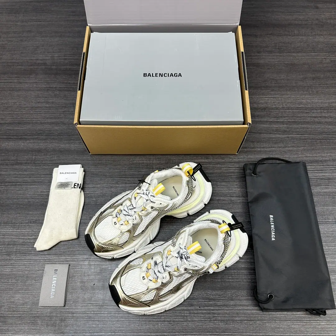 Pure versionBalenciagaParisian. 3XL Gradient Do old effects Chains and hangers Circle Head Band Dad's shoes are running. Track Trainer The contour of the outdoors and the complex shoe-face structure., New version adds a component with a transparency belt in back-hear position, The shoes look more ancient.. Full original package complete.！ Packaging:Packing of the full set of accessories for the reinforced aircraft！ Codes:35-46Code(It's a size bigger.42Shoot.41Code)Aircraft box+10 Socks.+15