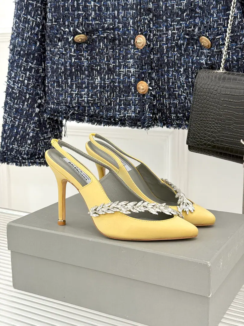 Plant price Balenciaga x Manolo BlahnikUnion funds 26WFNew crystal leaves, silk heels, slippers. The Parisian family is a new book called Morrow. The silky side is so soft. Asymmetric crystal leaves stint The pointy head and legs are long. 26WFIt's a very impressive term. Low-cut shoe mouths thin and thin. The sheep's skin is soft inside. The upper leg second becomes more expensive. With a suit and a dress. Every dinner can be handled. The first one is elegantly colliding with a high quality. The craftsman is so good at doing his job. Co-locate collection value The lazy guy is so careful. Who wears a big rich lady? No one's ever stepping on a thunderstorm. ♪ A touch of the atmosphere is filled with it ♪ It's so good to have a crowd without a hit. Details are hidden in a great deal of sophistication. Autumn and winter shoe cabinets with treasure money. Bringing home the girl's sense of her own. You know, you're all so good at this. You can't grind your feet if you wear them long. I'll never regret it.！ Fashion custom silk The inside feet are all sheep's skin. Italian imports are so thick. size: 35-39（40/41Custom） Numbering: 95620260702
