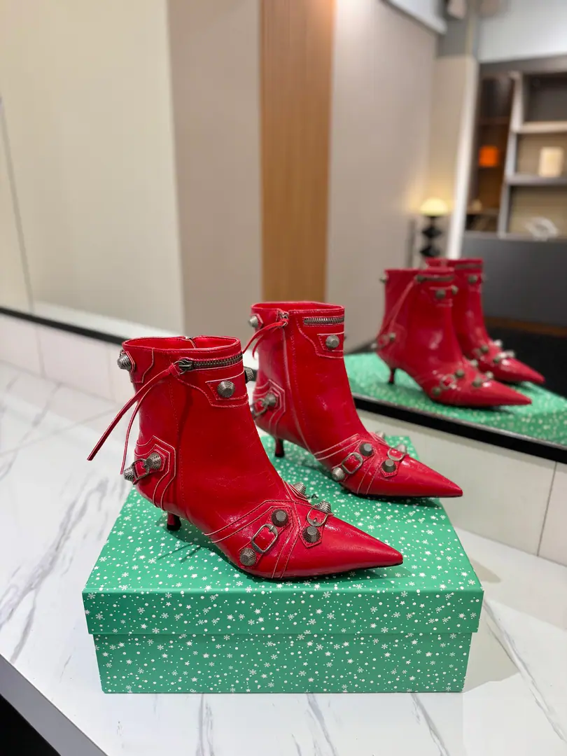 ￼ Plant price: BalenciagaParisian. Cagole High boots. The multi-coloured heavy-worker nails point their heads over their knees.✨ A lot of bright matching colors., High-level eye-sucking of bright skin. Metal nails make cool, personality., Slight and long legs. Salt is sweet enough to fit in with all kinds of clothes., You're so hot, you're so hot. The fall and winter suit just needs it., It's easy to unlock the back rate.🖤 Shoe.: Imported cattle skin Uchi.: Bullskins. Otsumi!: Italian skin. He's tall.: 5cm Data36HQ high15.5cm Every code difference+0.5, Perimeter25cmThe wideest position per code difference+0.5