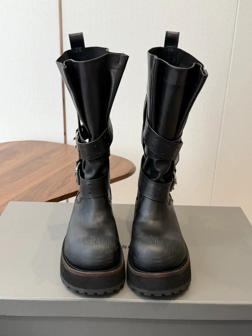 Women and men Parisian.26 Fall pre-order New Balenciaga FW26 Venom Boots by balenciaga The most cool poison boots in the upgrade.！ Dark engine wind.！I'm going out to blow up the air field. Original plant data-Original1:1Restore Details The venom boots are designed to be extremely recognizable., A sharp line with a metal button., Every detail is clear.BalenciagaThe front-line attitude.. Leather senses are multiplying., The light is full of luxury., The feet are more comfortable and more specific.. Whether with a pair of jeans, it shows the street's coolness., Or something else., It's all easy.holdStay.. Put it on., You're the most snorting thing on the street., A perfect interpretation of fashion. Original3Altitude formula optional Fabulous.: Customize the faceless cow skin/Do old sabotage. Uchi.: Customize light cow skin - It's a hardware.: Customize pure copper dumb silver rads to make the old version Otsumi!: 3Layer Group-Real leather./Reloadable./Trail rubber outside Codes: Women35-41（40, 41Custom） Men39-45（45Custom）