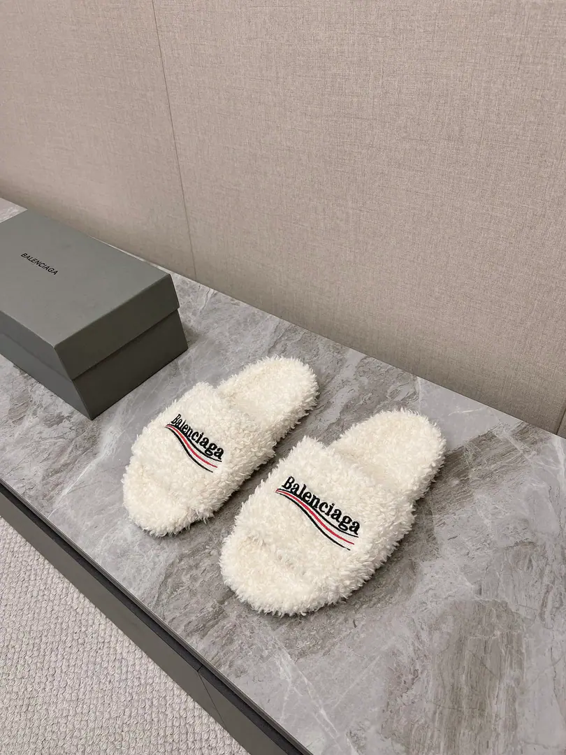 𝐁𝐀𝐋𝐄𝐍𝐂𝐈𝐀𝐆𝐀｜𝐒𝐒 𝐧𝐞𝐰 BalenciagaParisian. New couple tow Coke embroidered cotton-coated slippers Top Version🔝The Parisian family is so hot. Couple size. Fashion Fairy and the Euro-American Star Lover. Provision for winter The fashion is not over-optimal. ♡show details Shoe slanting, cotton-grew. A special fluffy softness., Skin. I feel so comfortable. A fine hand-sewing walk. EmbroiderylogoThe high-level is full. Original natural rubber smooth-for-brand grinding ground The new original package with the cabinet. Codes: 35-45 Male and Female