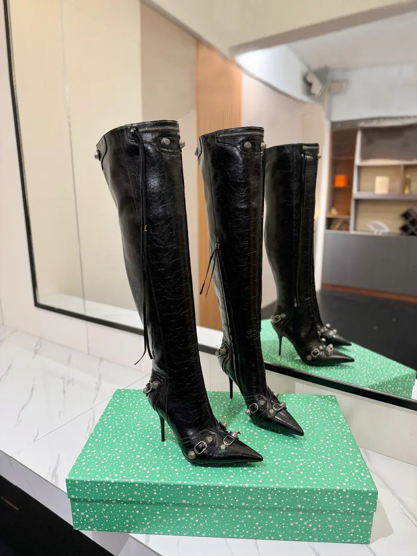 Plant price: BalenciagaParisian. Cagole High boots. The multi-coloured heavy-worker nails point their heads over their knees.✨ A lot of bright matching colors., High-level eye-sucking of bright skin. Metal nails make cool, personality., Slight and long legs. Salt is sweet enough to fit in with all kinds of clothes., You're so hot, you're so hot. The fall and winter suit just needs it., It's easy to unlock the back rate.🖤 Shoe.: Imported cattle skin Uchi.: Bullskins. Otsumi!: Italian skin. He's tall.: 9.5cm Data36HQ high54.5cm Every code difference+0.5, Perimeter36cmThe wideest position per code difference+0.7 Spill Ribration45cmEvery code difference+0.7