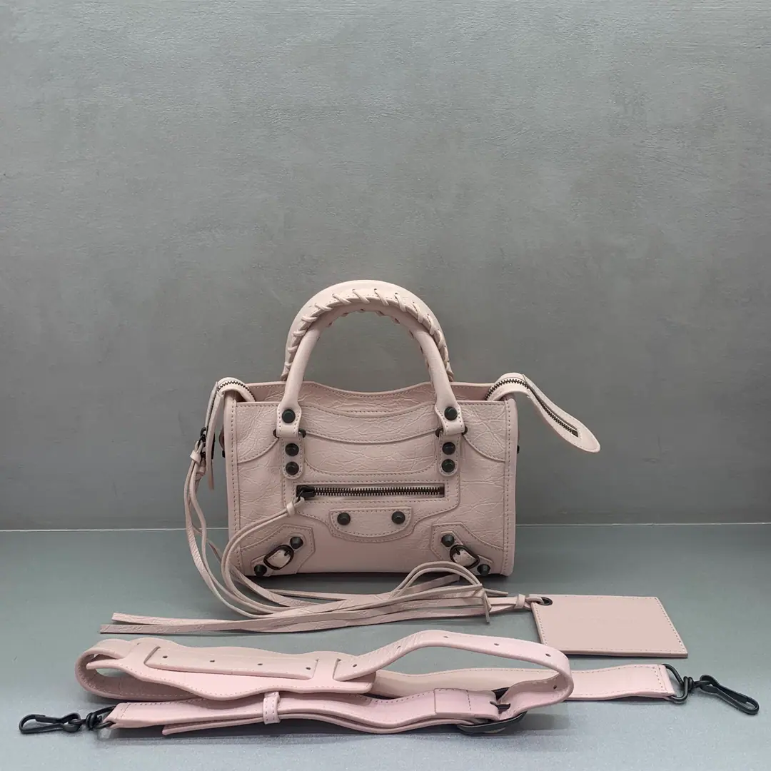 ⚠️2026Update Upgrade⚠️【 miniPink brass buttons.】𝗕𝗔𝗟𝗘𝗡𝗖𝗜𝗔𝗚*𝗟𝗘 𝗖𝗜𝗧𝗬‼️The most symbolic bag.Le CitySeries✴️The package is back strong. Rehearsal👜The shoulder belt is better designed for slashing.～The minor details make the whole body more light.🌬️Fashion touch is available. Paragraph: 084021980 Dimensions: 23-10-16cm