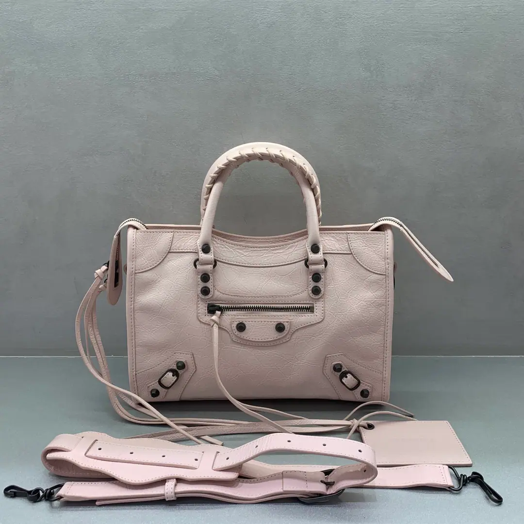 ⚠️2026Update Upgrade⚠️【 The little pink brass button.】𝗕𝗔𝗟𝗘𝗡𝗖𝗜𝗔𝗚*𝗟𝗘 𝗖𝗜𝗧𝗬‼️The most symbolic bag.Le CitySeries✴️The package is back strong. Rehearsal👜The shoulder belt is better designed for slashing.～The minor details make the whole body more light.🌬️Fashion touch is available. Paragraph: 0840211080 Dimensions: 30-13-20cm