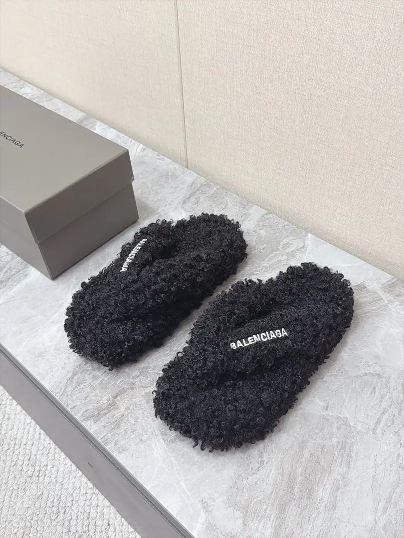 BalenciagaThe latest Parisian couple, Teddy Feathers. A superstar, red grass. All Teddy's furry cover. The whole shoe is made of curly lambs. Tow the traditional characters completely fuzzy. It's a real negative. ♪ The autumn and winter are full of ♪ The toe position is also a fuzzy package. Reduction of the grinding problem White brand letter on shoe strips with full recognition. Colour selection rich Base colour low-key routine High-saturated color is a good match for the light., Hot wind., The leisure street winds can handle the original model rubber against the bottom of the slide.Size: Women35-40 Men39-45