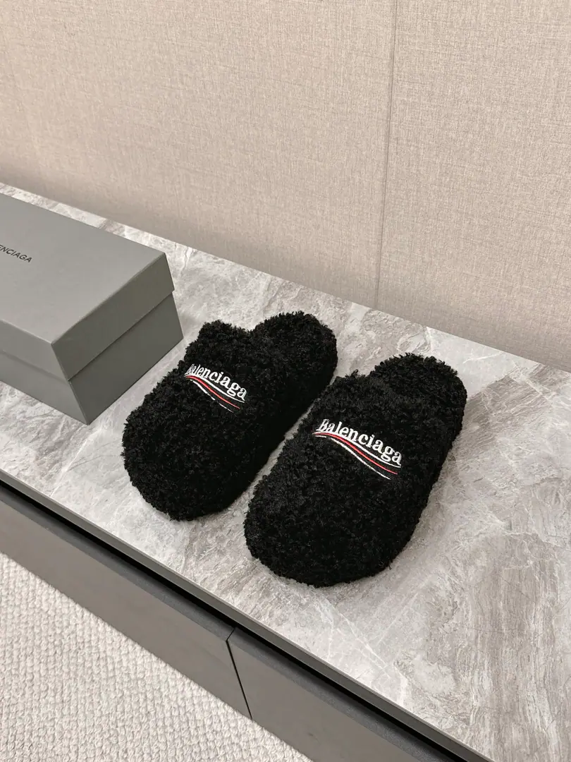 𝐁𝐀𝐋𝐄𝐍𝐂𝐈𝐀𝐆𝐀｜𝐒𝐒 𝐧𝐞𝐰 BalenciagaParisian. New couple tow Coke embroidered cotton-coated slippers Top Version🔝The Parisian family is so hot. Couple size. Fashion Fairy and the Euro-American Star Lover. Provision for winter The fashion is not over-optimal. ♡show details Shoe slanting, cotton-grew. A special fluffy softness., Skin. I feel so comfortable. A fine hand-sewing walk. EmbroiderylogoThe high-level is full. Original natural rubber smooth-for-brand grinding ground The new original package with the cabinet. Codes: Women35-40 Men39-44【Men need to be booked.】