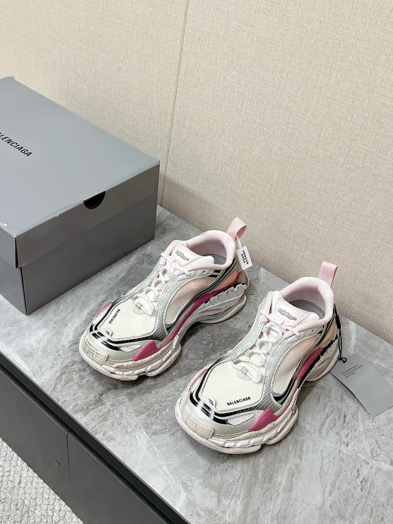 Parisian.BalenciagaThe latest couple's money in Spring and Summer.Triple S.2 Dad's shoes. A superstar, red grass. Shoes.68Independent Component Composition It's going on.Triple SThe series of iconic layers to expand the soles of shoes Three different tattoos of the tires are sculpted. It's a re-entry of the old wear and tear. And the whole picture is much longer. And a sense of the street and the future. Shoes are covered with a net.+Leather Collapse A delicate mix of old crafts. The shoe side is branded. The tiara with the tongue and the back is easy to wear. The soles are multilayered structures. Not only do you see the effect on your own. And it's raised the shock and the ground. It's lighter than the first generation. It's less burdensome to wear. Original Group BottomSize: Women35-40 Men39-45