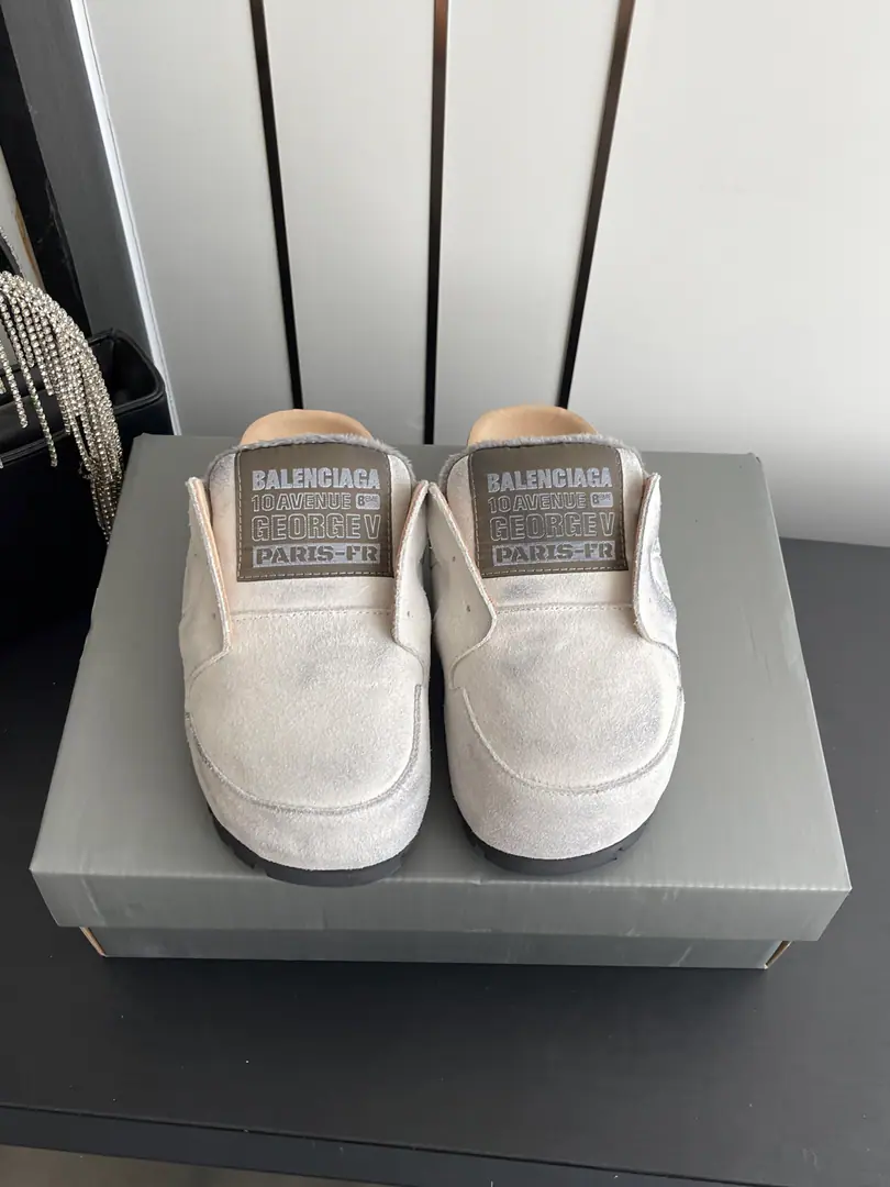 Female/Men 🏧𝐁𝐚𝐥𝐞𝐧𝐜𝐢𝐚𝐠𝐚 Parisian. 26SSpring Muller Boken half-shoe. Dumbo Mule The old laziness. Couple money.👫 Spring series.「Dumbo Mule」Muller's shoes are officially on display. The only way to get a view of the tide is with a unique design. Covers Muller shoes and boots. Made from old fuzzy leather. Multicolor fit. Round shoe head.+Supershoe tongues with a regenerative gloom. The shoe-tone embroidery labels hide brand genes. Soft wooden shoes folded and comfortable.buff Fashion and dressy. Codes: 35-45（Women40.41Men45Make a reservation.）