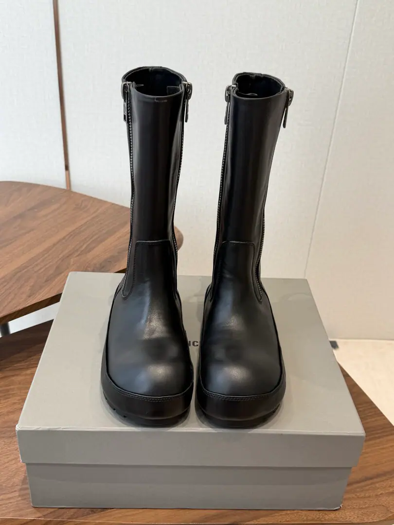 BALENCIAGA Parisian. 26ss Autumn and winter boots for Martin. Look hard. But the upper foot is comfortable. ♪ While being handsome ♪ It's not a bad feeling. ♪ Sprouts to the old times ♪！ The bottom of the process design Martin boots that don't hit the money. It's a real cool, cool, cool, cool, cool, cool, cool, cool, cool, cool, cool, cool, cool, cool, cool, cool, cool, cool, cool, cool, cool, cool, cool, cool, cool, cool, cool, cool, cool, cool, cool, cool, cool, cool, cool, cool, cool, cool, cool, cool, cool, cool, cool, cool, cool, cool, cool, cool, cool, cool, cool, cool, cool, cool, cool, hot, hot, hot, hot, hot, hot, hot, hot, hot, hot, hot, hot, hot, hot, hot, hot, hot, hot, hot, hot, hot, hot, hot, hot, hot, hot, hot, hot, hot, hot, hot, hot, hot,！It's a classic.！ Fabulous.: Use the original top-of-the-ground cow skin. Inside, put your feet on the inside.: Water-tied cow skin. Shoes under the sole.: The original model of the rubber floor. Size: #Women35-41（ 40 41Make a no-refund order.）