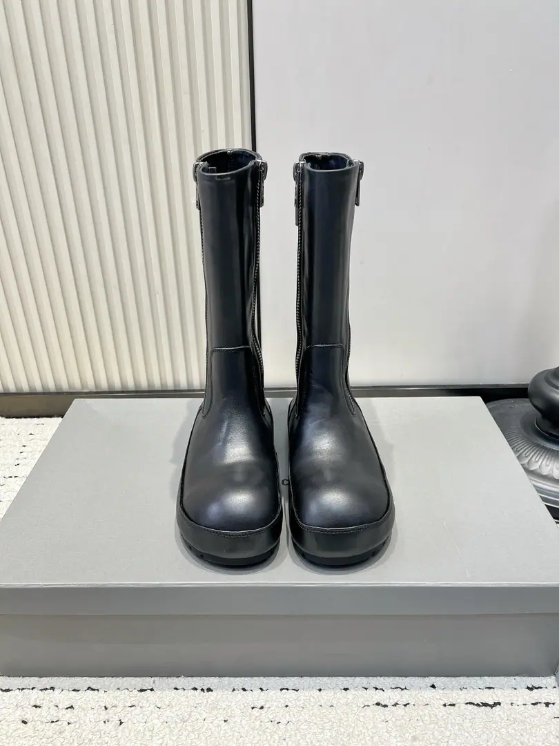 G Balenciaga The Parisian side zipper with the boots.26ss Cool, dark black system.｜The Paris family has a thick, medium-stamp boots. Very simple boots., No extra fancy decorations., The high-level cold is filled with it. All-bound metal zipping design on the outside, It's easy to wear., It's a very good recognition. A little bit of detail on the back button., Adding a working atmosphere. ♪ Round-headed shoes ♪+And thicken your teeth against the sliding. Boots are loose., It's nice for all kinds of legs. With leather pants., Short skirt., You're so good at your legs. It's cool., The street people must be prepared with long boots for the autumn and winter. ▪Shoe.: Head-decked cow skin. ▪Foot.: A sheep's skin cushion. ▪Otsumi!: Rubber thick bottom ▪Codes: 35-39（40.41I'll make sure I don't change it.）