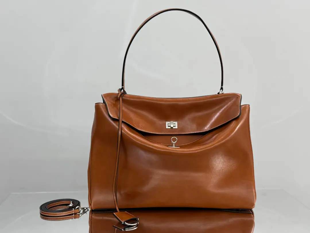 Explosive.【Big number. Brown.】 𝐁𝐀𝐋𝐄𝐍𝐂𝐈𝐀𝐆𝐀 𝐑𝐎𝐃𝐄𝐎 Handbag.🗯️ The new money can be said to be the top., Some of them are monotheistic., Recreate a new style., The laziness of the fascination is not against the Parisian family., I'm not getting any taste., New brown bags for the summer., ♪ Soft and delicate ♪, As time goes by, it's a unique sense of light.💫 Paragraph: 0317 miniDimensions: Bottom22xHigh10xKuan8cm Size of the trumpet: Bottom29xHigh20xKuan10cm Medium Size: Bottom35xHigh23xKuan11cm Large size: Bottom40xHigh30xKuan13cm