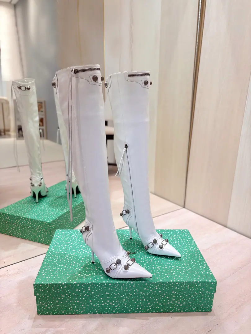 Price: BalenciagaParisian. Cagole High boots. The multi-coloured heavy-worker nails point their heads over their knees.✨ A lot of bright matching colors., High-level eye-sucking of bright skin. Metal nails make cool, personality., Slight and long legs. Salt is sweet enough to fit in with all kinds of clothes., You're so hot, you're so hot. The fall and winter suit just needs it., It's easy to unlock the back rate.🖤 Shoe.: Imported cattle skin Uchi.: Bullskins. Otsumi!: Italian skin. He's tall.: 9.5cm Codes: 35-39（34.40.41.42 I'll make sure I don't change it.） Data36HQ high54.5cm Every code difference+0.5, Perimeter36cmThe wideest position per code difference+0.7 Spill Ribration45cmEvery code difference+0.7