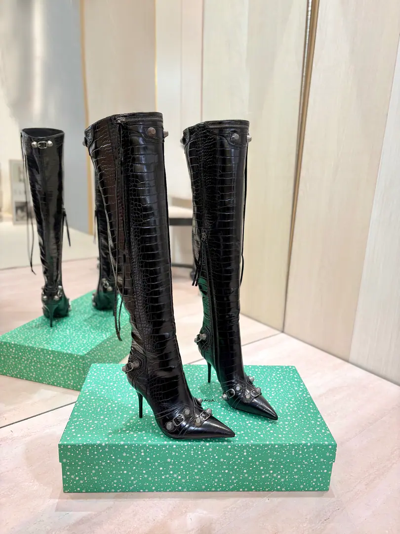 Price: BalenciagaParisian. Cagole High boots. The multi-coloured heavy-worker nails point their heads over their knees.✨ A lot of bright matching colors., High-level eye-sucking of bright skin. Metal nails make cool, personality., Slight and long legs. Salt is sweet enough to fit in with all kinds of clothes., You're so hot, you're so hot. The fall and winter suit just needs it., It's easy to unlock the back rate.🖤 Shoe.: Imported cattle skin Uchi.: Bullskins. Otsumi!: Italian skin. He's tall.: 9.5cm Codes: 35-39（34.40.41.42 I'll make sure I don't change it.） Data36HQ high54.5cm Every code difference+0.5, Perimeter36cmThe wideest position per code difference+0.7 Spill Ribration45cmEvery code difference+0.7