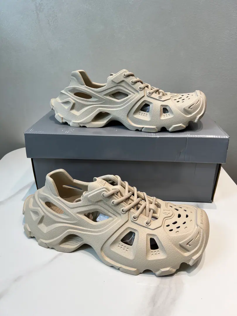The day before the day.！（Paris's new sandals.） Information: New paragraphBALENCIAGA Parisian.-The sandals are made of one-size-fits-all mills., Heat pressure, Details of precision grouping, Show the designer. Demna Sports shoes., With a pair.「The retro-shoes.」Passing the regenesis., Backboard, The shoe head., And it's shown. Demna Structural vision for the future The original box is 100% back to the official configuration from inside to outside. Codes: 35-46