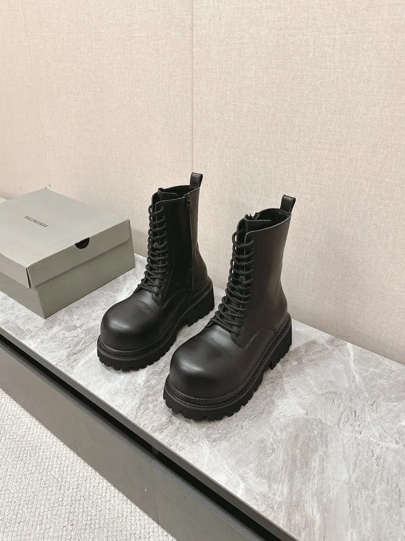 Parisian.BalenciagaSpring and summer, couple with a big leather shoe. The Bar family has been leading the big boots.: The one who destroyed the canvas.strikeMilitary boots., ♪ And become a lot of people ♪KOL“A pair of feet.”I'm not sure what I'm talking about.. Steroid Mitch Deby, The torture must be carried on by the fashionist.. The thickest ski boots that should have been on the snowfield., And they're all mixed up with a lot of loose colors./Work pants.……So when these two come out, we're all surprised but we're not gonna feel any better than we expected., Because of these.Stomper boots♪ The soles and the soles of the shoes ♪strikeThe boots are almost identical., The shoe head part used the leather to restore Mickey Deby's exaggeration., It's a qualitative improvement in the quality of these shoes., And she's a real-life girl., Not as exaggerate as a bulldozer., And that's because of all these things., And that's why these boots are destined to cause another wave of heat on their feet. Original rubber bubble mix Height7.5CMCodes: 35-40 Men39-45