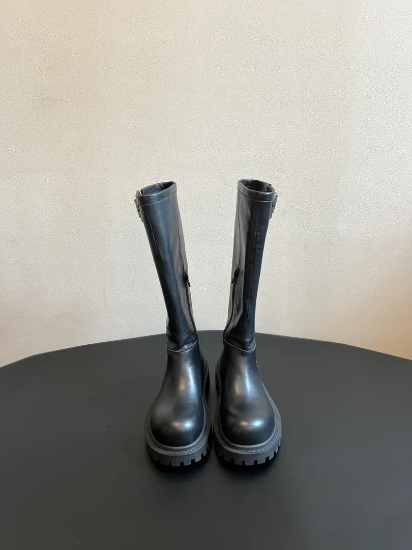 Balenciag*26ssSummer's new boot. Full-rounded large-round boots., The boots are on the outside with a metal strip., Side zipper design is easy to wear., The loose boots don't fit., No leg-scree., You can easily handle your legs.. A very simple layout with a metal button., Low profile and design., I'm doing a little work-up., Take the air., The color and comfort., It's a very worth of booting in autumn and winter.. Shoe.: Bullskins. Uchi.: Bullskins. Otsumi!: Rubber Bottom size: 35-41Code（40, 41Code custom is not to be changed） He's tall.: 4cm