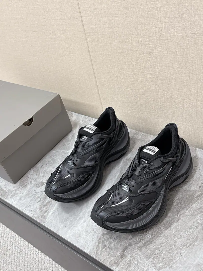 Parisian.BalenciagaSpring and summer's latest father's shoes. Sports shoes Using iconic deconstructivator designs Undefined Cut Out-of-the-sew and top-of-the-line mesh structures It's a great future.“The wind is broken.”Model Information label on the outside of the shoe tongue The back heel has all the marks.JetThe series has achieved light quantitative innovation I took care of my old shoe weight., I'm not sure I can't handle it. The upper foot's a great deal more comfortable. I can do my daily commutes and even exercise.holdStay. These shoes are getting more effective., With straight jeans., The sweatshirts and the sports pants can easily be the foundation of the street coolness.Size: Women35-40 Men39-44