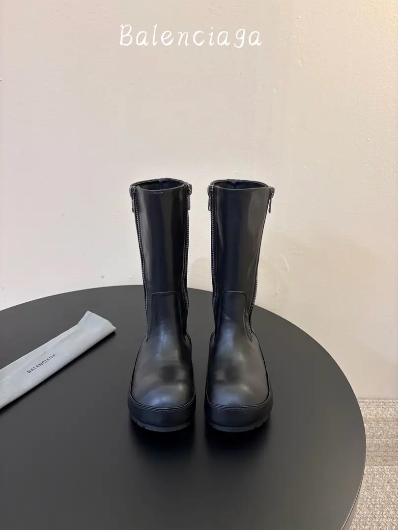 BALENCIAG* 𝟐𝟔𝐀𝐖New Side zippers, high-scram boots.｜The first thing I've done is re-engineer the street. The function blends with the coolness of the boots. Every step of the way, it shows the place of freeness. Side zipping structures are easily detached. Metal cutt-and-tock enhanced design bright spot ♪ Round and big head and hair ♪ ♪ We'll take the tension ♪ We'll make a personal street look with a suit or a pair of long legs. A couple of people who are fit to be a champion, wear a strong air. The shoe is imported into the skin of the cow. Import cattle skin inside. ZP♪ And the whole thing ♪ 35-39（40.41🉑Freeze!）