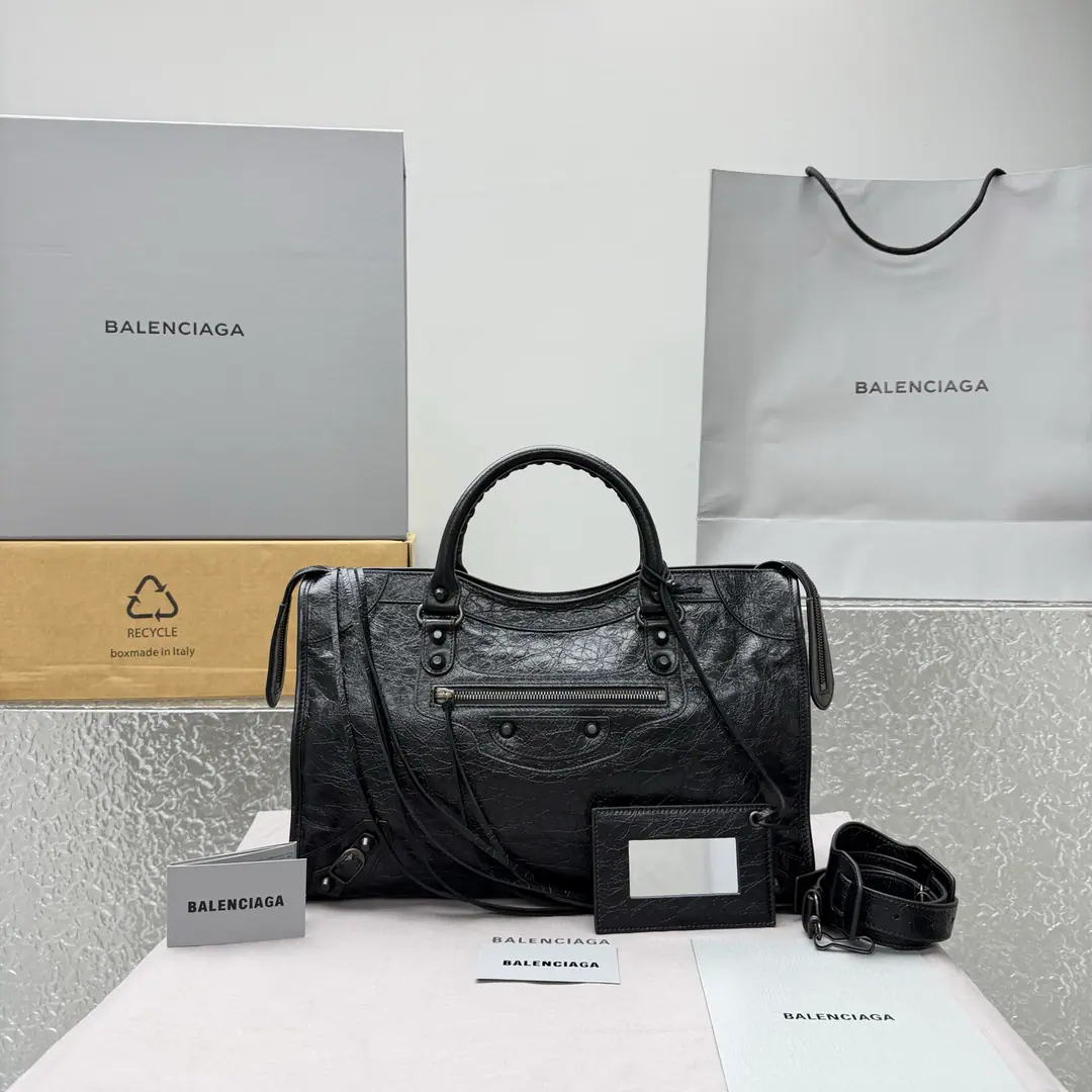 ｛Medium-sized wax black./Black button｝ 𝐁𝐀𝐋𝐄𝐍𝐂𝐈𝐀𝐆➰Le City 26 Spring and summer, new car. A self-smoking oily-skinned car bag., It's a classic that never goes out of time in the closet.. Old gold buttons., Signal flow of suction, It's perfect to combine the regeneum with the coolness.. Soft touch mix is a very inclusive one., Telecommuting, You can ride like a man., Capacity Online, Colour value versus utility, It's a quality bag that can carry it all the way.. Paragraph: 92404 Medium Size: Bottom 38.5x High 24x Kuan 15cm C1688128
