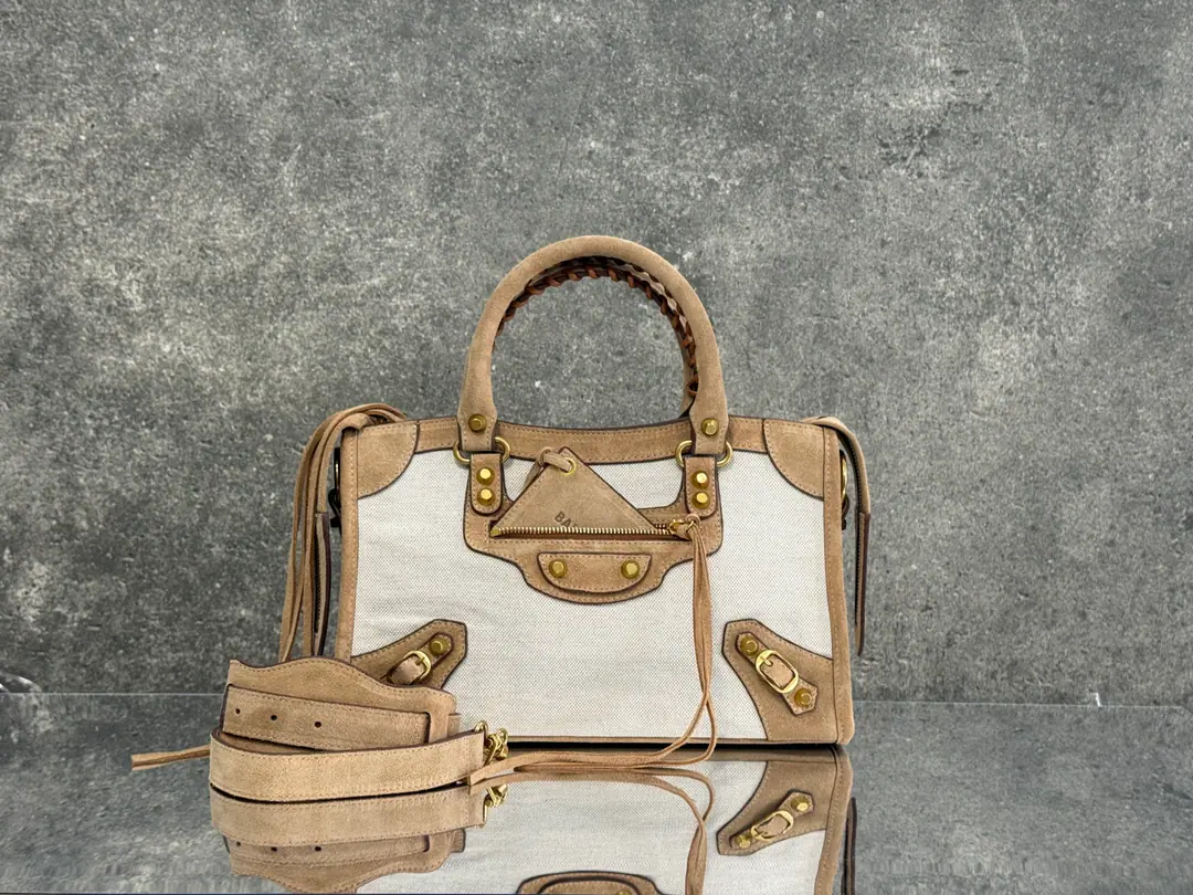 Balenciaga Le City Carbags, canvassing Medium S The milk and white canvassing, the skin brown. Old gold buttons, back in the day.+A sign of the flow. The lulls are all over the place.✨ You're lazy., ♪ Wide shoulder slants free your hands ♪ The power is super-powerful., I can do all the shopping.holdStay. The gentle earth color system., Four seasons in a bouquet. The ancient wind ceiling., The back gets more and more smelly. Encoding: 0611 Dimensions M Large size: Long37 x High23.4 x Kuan15centimetres S Medium Size: Long30 x High20 x Kuan 10centimetres