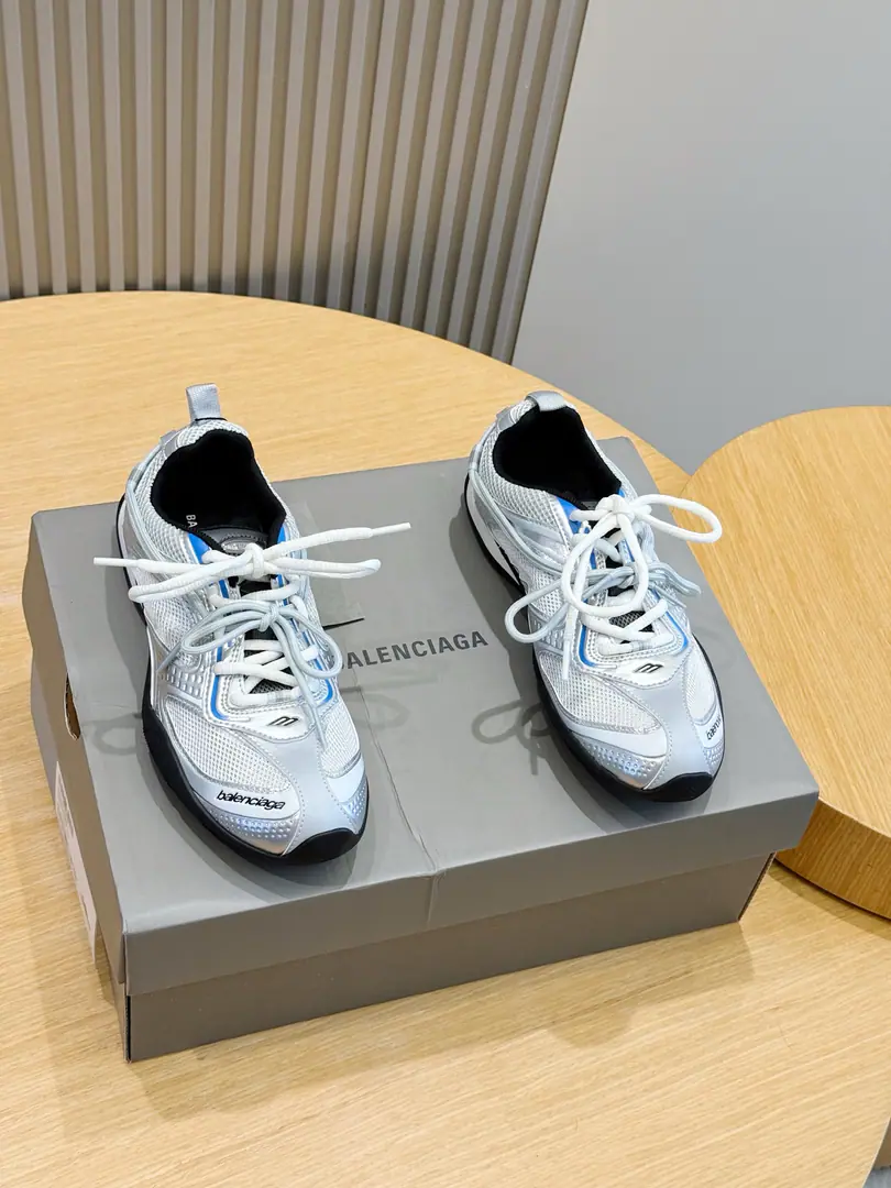 Balenciaga CircuitCouples' sneakers. The Parisian family's most suitable jogging shoes ever., The upper foot is so cozy and the upper soles are so cozy.. 5Layerd Baseback Version New sandals are strong. Rework. All the accessories are ordered to produce a tailor-made film. Correct font embroidery Thick, Location, Size is correct. SideTPUAero-hole matching I.O.D., MODOSoft Original unamended”Balenciaga" Group BottomLOGO Original customised import of technical fabric, Bottom4.5CM Uchi.: The original imported air network. Shoes under the sole.: The original combination of the bubble-blowing rubber. Size: Women35-40 Men39-44Code（Men38.45Do it.）