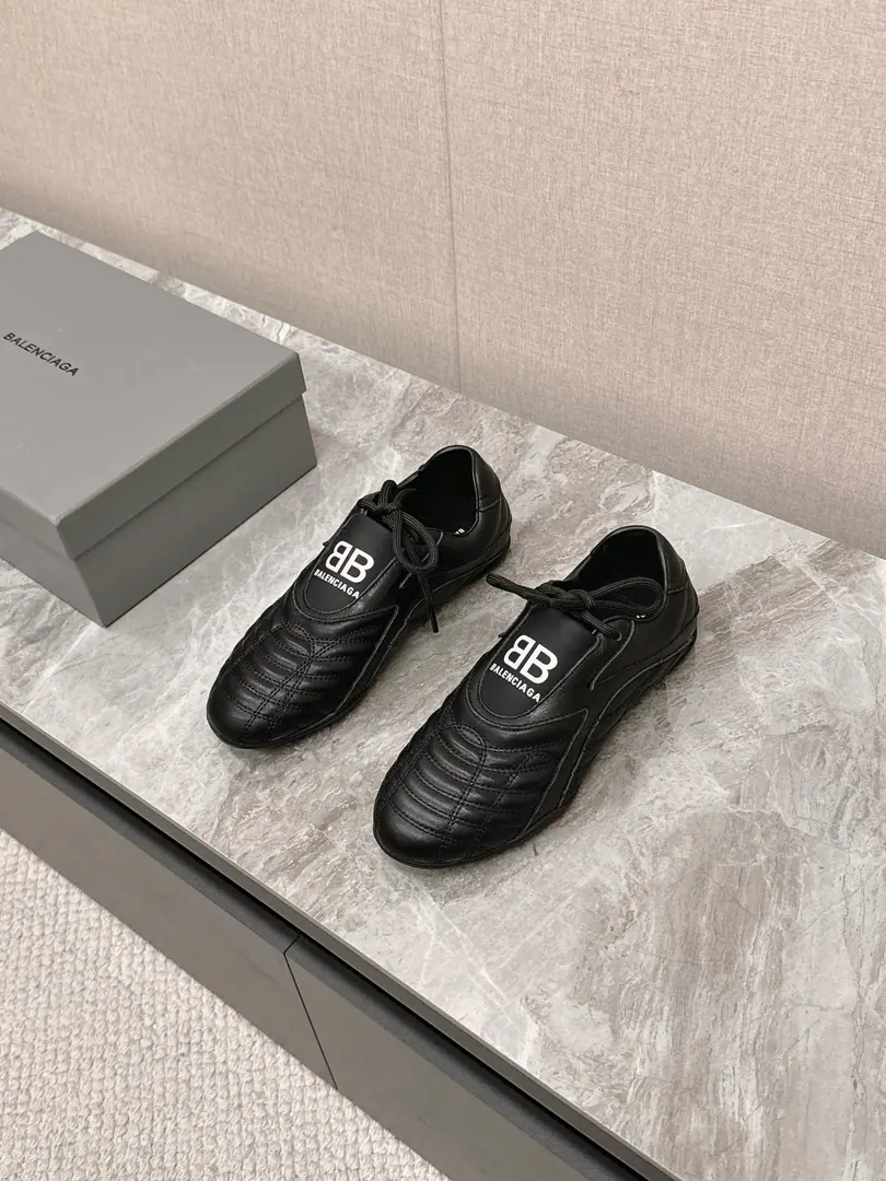 BalenciagaParisian baseball shoes. Original procurement development Make the goods. The latest Parisian hides the smurfed diamond stripes. Soft calf skins and classic doubles.logoThe most ancient feeling is the most colorful black and white. A leisure shoe that girls must have in this year. Shoe bottom design Super soft. And bring the fine packaging to the counter.🛍📦 ▪️ Fabulous.: Original customized calf pegs ▪️ Uchi.: Imports of custom cattle skins ▪️ Shoes under the sole.: The original model of the rubber floor. ▪️ Size: Female35-40