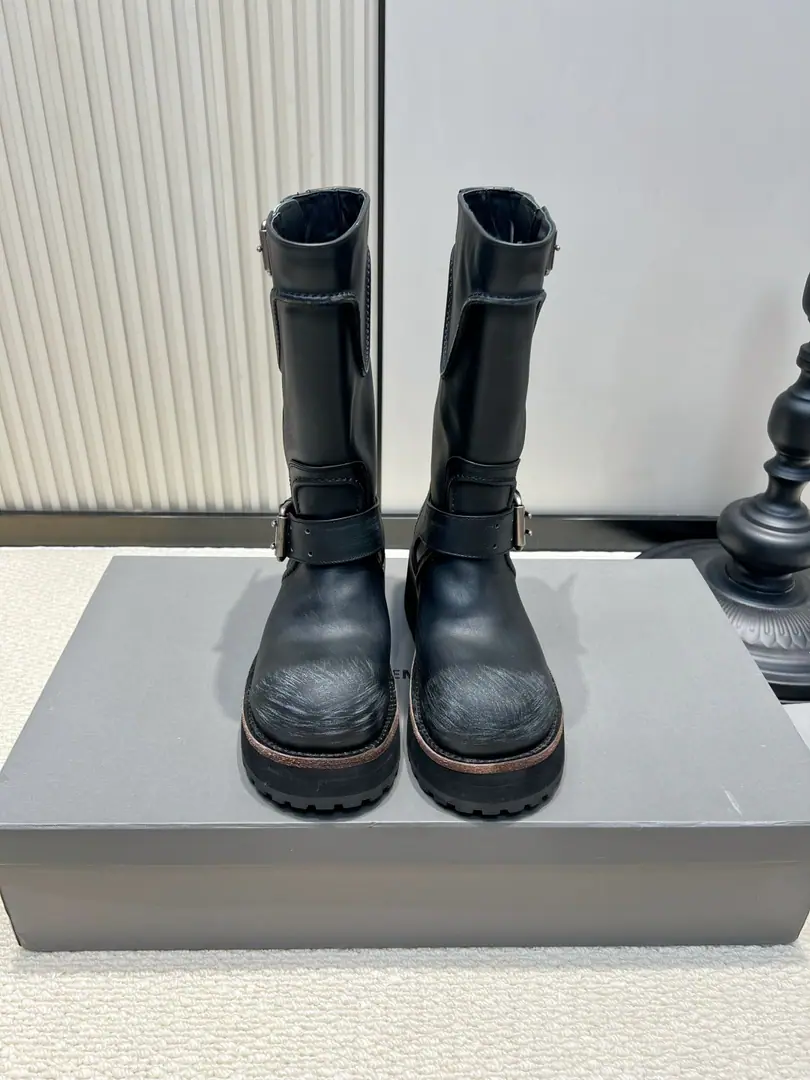 Men➕30 G Balenciaga Parisian.VThe belts are holding the West Knight boots.26ss The Western Winds.｜The knights of the Parisian West, boots. Selecting as old black head-skins., Natural wear and tear the texture feels full.. MarkerVType-line+Single belt button design, I want to blend the western cowboys with the functional style., It's a very good recognition.. Easy straight boots., Optimize Legs, Modified calf muscles., All kinds of legs are easy to handle.. Round first layout+And thicken your teeth., Bring the auto-higher effect, It's not too long to be a rough one.. A cowboy., A leather dress., The windcoats fit., American Retro., The girls on the street are all dressed up. ▪Shoe.: Head-decked cow skin. ▪Foot.: That's a very soft cushion. ▪Otsumi!: Rubber Bottom ▪Codes: 35-45
