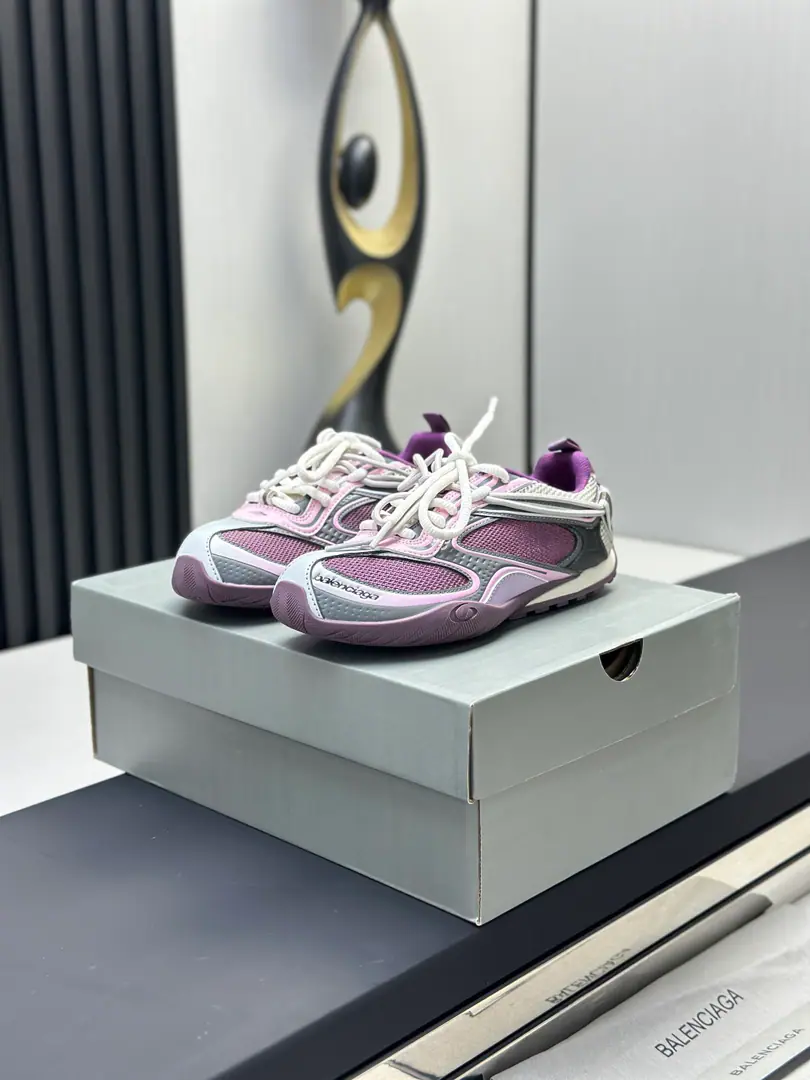 The factory is selling it. 🔥The latest Parisian.🔥𝗕𝗔𝗟𝗘𝗡𝗖𝗜*The plain version of the big bottom The sneakers are strong. Rework. All the accessories are ordered to produce a tailor-made film. Correct font embroidery Thick, Location, Size is correct. SideTPU Aero-hole matching I.O.D., TPUSoft Original unamended "Balenciaga" Otsumi!LOGO Stereo. Original plant leather Procurement of original factory net veils Size 35 36 37 38 39 404142434445！