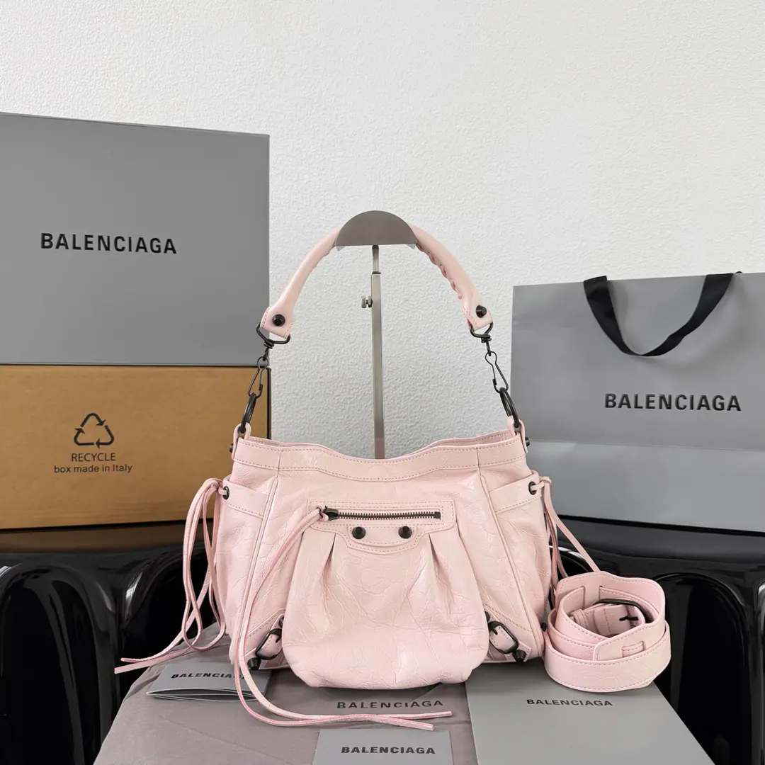 ｛The petals of wax.｝ 𝐁𝐚𝐥𝐞𝐧𝐜𝐢𝐚𝐠𝐚 𝐋𝐞 𝐂𝐢𝐭𝐲 Wrinkled engine bucket bag The classic engine kit gene., Remodel the outline of the vertical bucket, It's soft and loose.. I'm doing old wrinkles and wearing retrofiltration., The more you use it, the more you sink it.. Marked bronze hardware., Pre-laden bag, Side by side, supple rope., Brand recognition.. Combining knitting short-hands.+Alignable shoulder belt, Handheld, Armor!, Slash three back ways to switch freely. Paragraph: 90024 Dimensions: Bottom 25x High 20x Kuan 15cm
