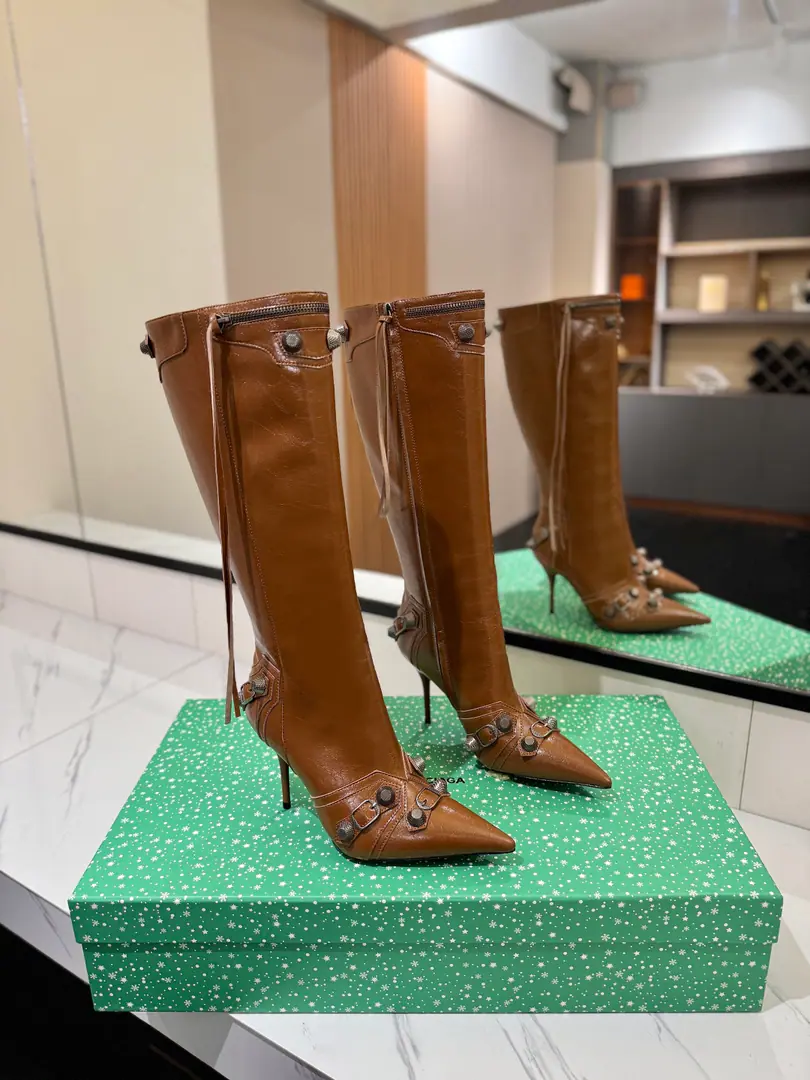 Plant price: BalenciagaParisian. Cagole High boots. The multi-coloured heavy-worker nails point their heads over their knees.✨ A lot of bright matching colors., High-level eye-sucking of bright skin. Metal nails make cool, personality., Slight and long legs. Salt is sweet enough to fit in with all kinds of clothes., You're so hot, you're so hot. The fall and winter suit just needs it., It's easy to unlock the back rate.🖤 Shoe.: Imported cattle skin Uchi.: Bullskins. Otsumi!: Italian skin. He's tall.: 9.5cm Data36HQ high36cm Every code difference+0.5, Perimeter36cmThe wideest position per code difference+0.5