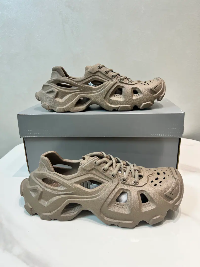 The day before the day.！（Paris's new sandals.） Information: New paragraphBALENCIAGA Parisian.-The sandals are made of one-size-fits-all mills., Heat pressure, Details of precision grouping, Show the designer. Demna Sports shoes., With a pair.「The retro-shoes.」Passing the regenesis., Backboard, The shoe head., And it's shown. Demna Structural vision for the future The original box is 100% back to the official configuration from inside to outside. Codes: 35-46