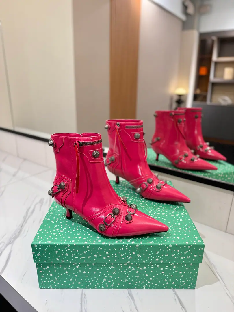 ￼ Plant price: BalenciagaParisian. Cagole High boots. The multi-coloured heavy-worker nails point their heads over their knees.✨ A lot of bright matching colors., High-level eye-sucking of bright skin. Metal nails make cool, personality., Slight and long legs. Salt is sweet enough to fit in with all kinds of clothes., You're so hot, you're so hot. The fall and winter suit just needs it., It's easy to unlock the back rate.🖤 Shoe.: Imported cattle skin Uchi.: Bullskins. Otsumi!: Italian skin. He's tall.: 5cm Data36HQ high15.5cm Every code difference+0.5, Perimeter25cmThe wideest position per code difference+0.5