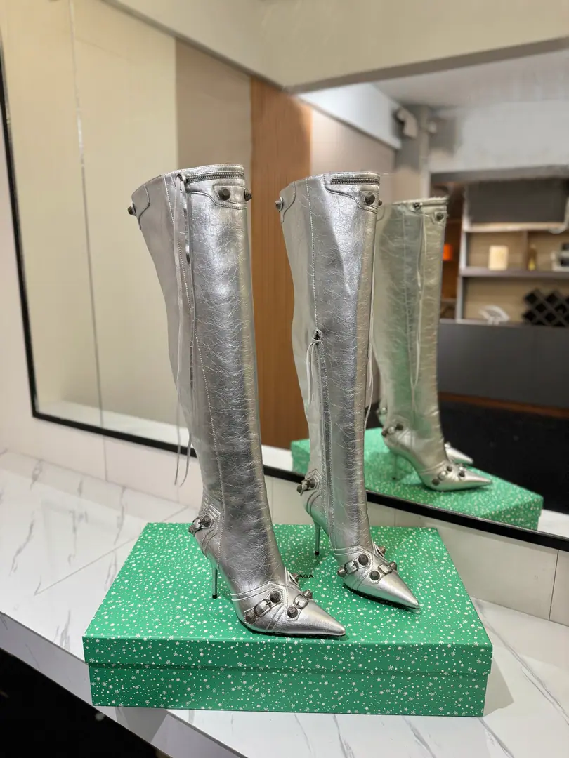 Plant price: BalenciagaParisian. Cagole High boots. The multi-coloured heavy-worker nails point their heads over their knees.✨ A lot of bright matching colors., High-level eye-sucking of bright skin. Metal nails make cool, personality., Slight and long legs. Salt is sweet enough to fit in with all kinds of clothes., You're so hot, you're so hot. The fall and winter suit just needs it., It's easy to unlock the back rate.🖤 Shoe.: Imported cattle skin Uchi.: Bullskins. Otsumi!: Italian skin. He's tall.: 9.5cm Data36HQ high54.5cm Every code difference+0.5, Perimeter36cmThe wideest position per code difference+0.7 Spill Ribration45cmEvery code difference+0.7