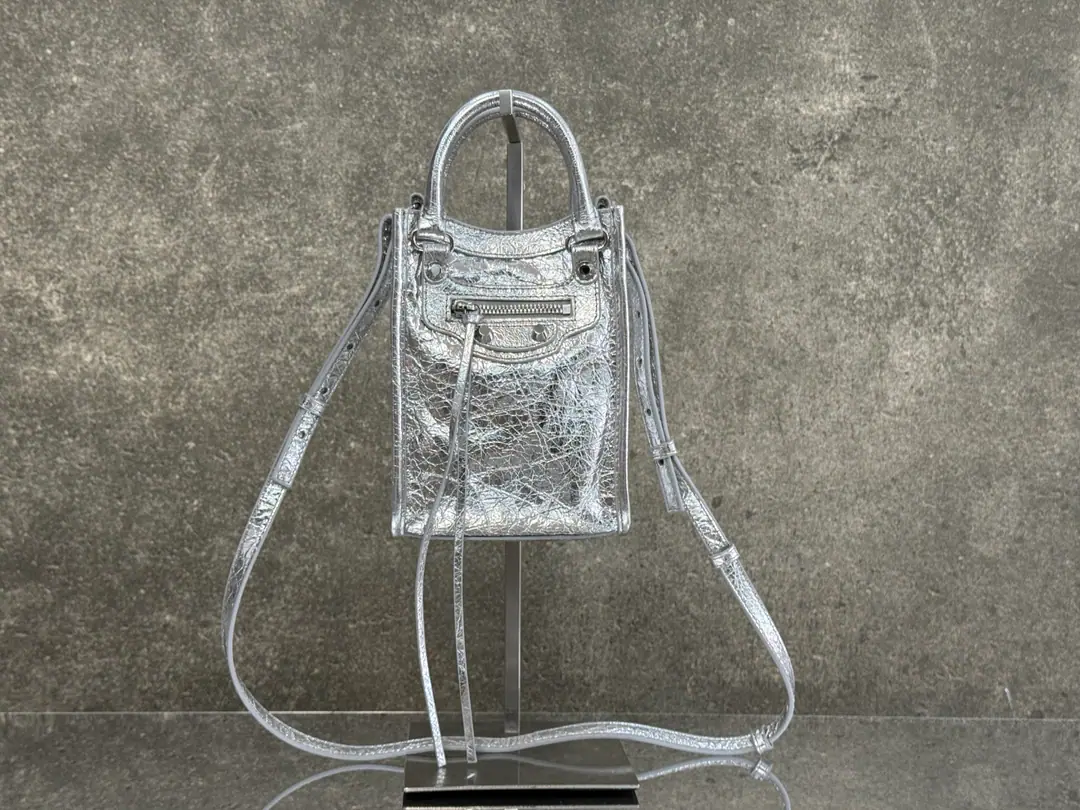 Current｛The oil wax silver.｝ 𝐁𝐀𝐋𝐄𝐍𝐂𝐈𝐀𝐆➰26s Summer New Money le city Cell phone bag. ✨Black-skin bike, waxedmini Cell phone bag.｜Sweet and cool. Old hardware.+The details of the transuse., It's a regenetic feeling. Pack your phones.+Lipstick, I'm not going to be a burden on you. But the handheld is slashed., A little bit of a basic pen., Sweet, cool girl close her eyes.‼️ Paragraph: 0539 Dimensions: Bottom 14x High 20x Kuan 4cm