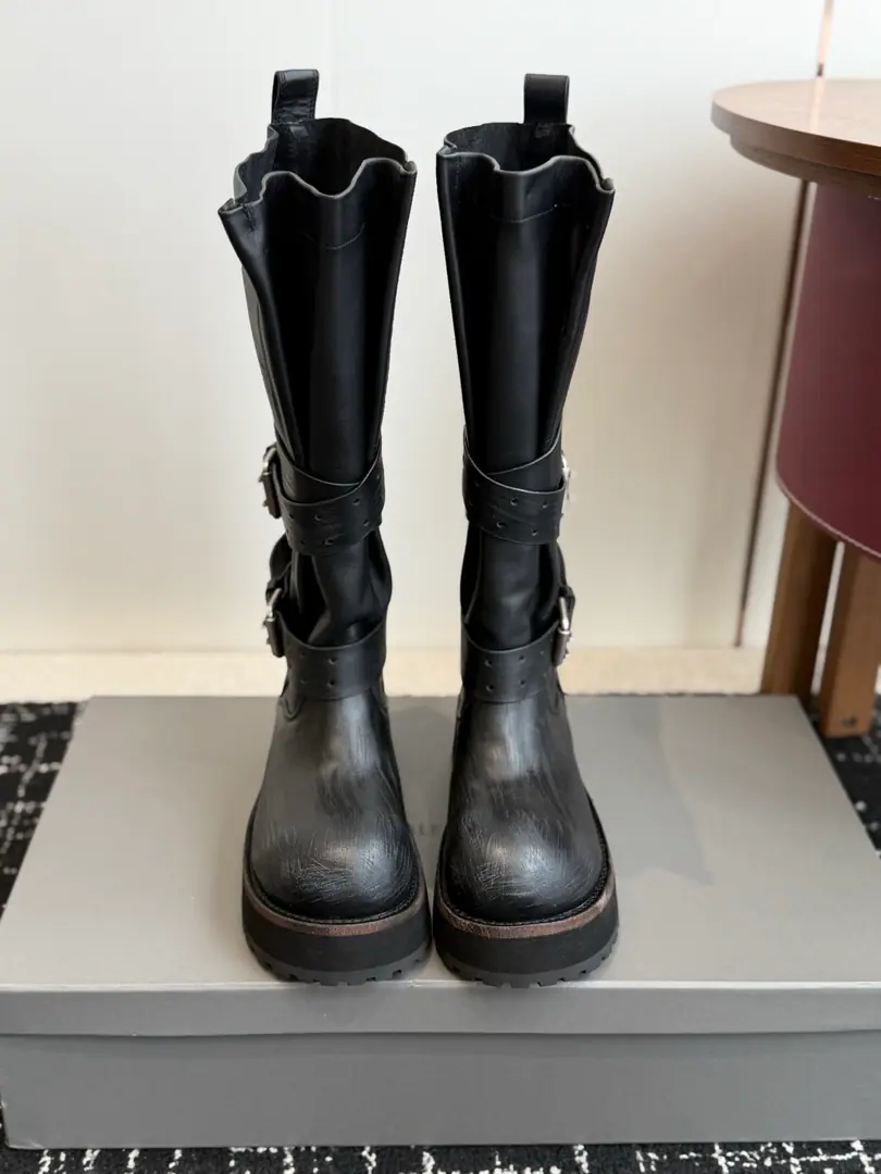 Requisition level Women Men Parisian.26 Fall pre-order New Balenciaga FW26 Venom Boots by balenciaga The most cool poison boots in the upgrade.！ Dark engine wind.！I'm going out to blow up the air field. Original plant data-Original1:1Restore Details The venom boots are designed to be extremely recognizable., A sharp line with a metal button., Every detail is clear.BalenciagaThe front-line attitude.. Leather senses are multiplying., The light is full of luxury., The feet are more comfortable and more specific.. Whether with a pair of jeans, it shows the street's coolness., Or something else., It's all easy.holdStay.. Put it on., You're the most snorting thing on the street., A perfect interpretation of fashion. Original3Altitude formula optional Fabulous.: Customize the faceless cow skin/Do old sabotage. Uchi.: Customize light cow skin - It's a hardware.: Customize pure copper dumb silver rads to make the old version Otsumi!: 3Layer Group-Real leather./Reloadable./Trail rubber outside Codes: Women35-41（40, 41Custom） Men39-45（45Custom）