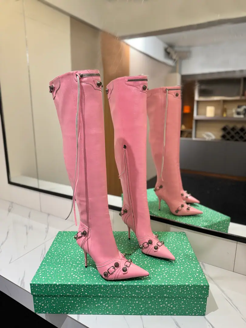 Plant price: BalenciagaParisian. Cagole High boots. The multi-coloured heavy-worker nails point their heads over their knees.✨ A lot of bright matching colors., High-level eye-sucking of bright skin. Metal nails make cool, personality., Slight and long legs. Salt is sweet enough to fit in with all kinds of clothes., You're so hot, you're so hot. The fall and winter suit just needs it., It's easy to unlock the back rate.🖤 Shoe.: Imported cattle skin Uchi.: Bullskins. Otsumi!: Italian skin. He's tall.: 9.5cm Data36HQ high54.5cm Every code difference+0.5, Perimeter36cmThe wideest position per code difference+0.7 Spill Ribration45cmEvery code difference+0.7